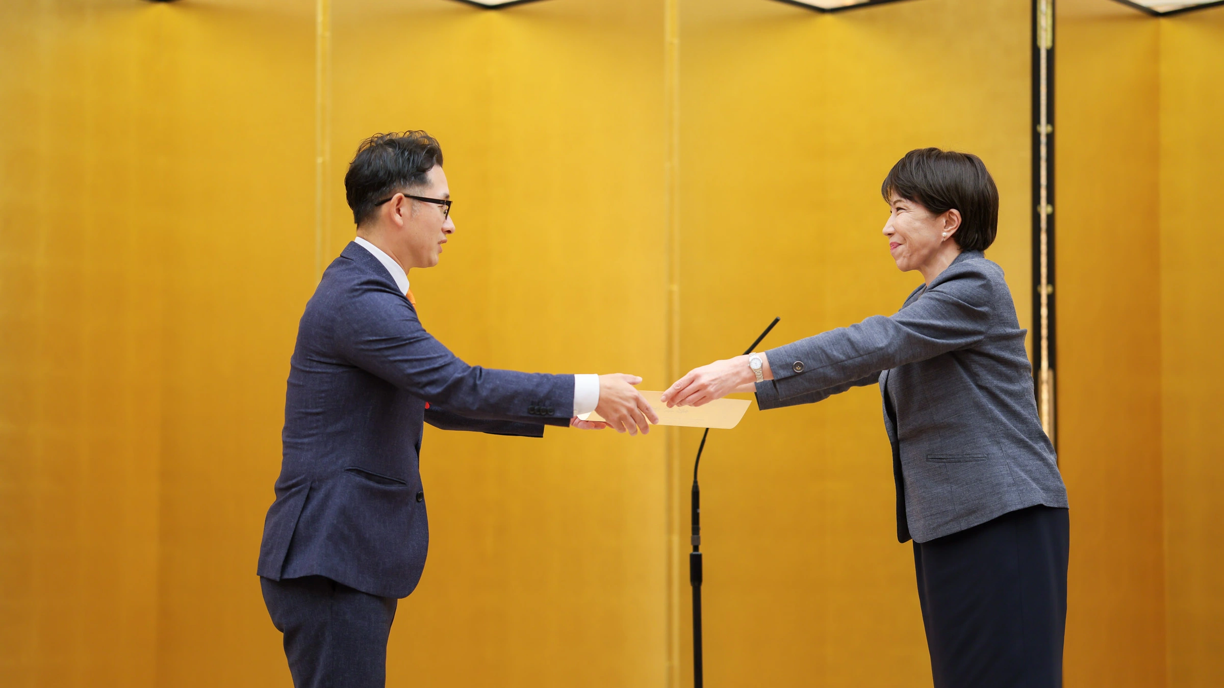 Mujin CEO Ken Takino (left) accepting the Prime Minister’s Award certificate from PM Sanae Takaichi at the Prime Minister’s Office, September 25, 2026.